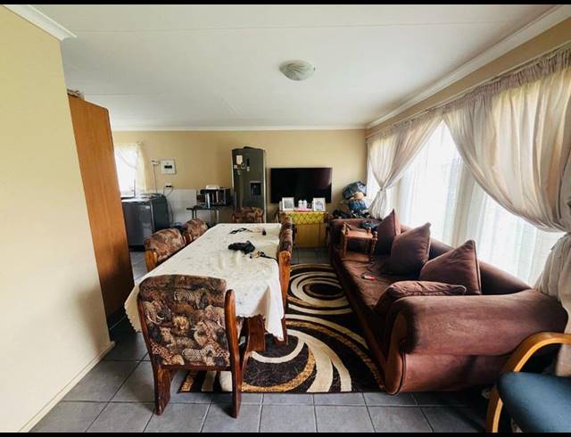 2 BEDROOM TOWNHOUSE FOR SALE IN RHODESFIELD